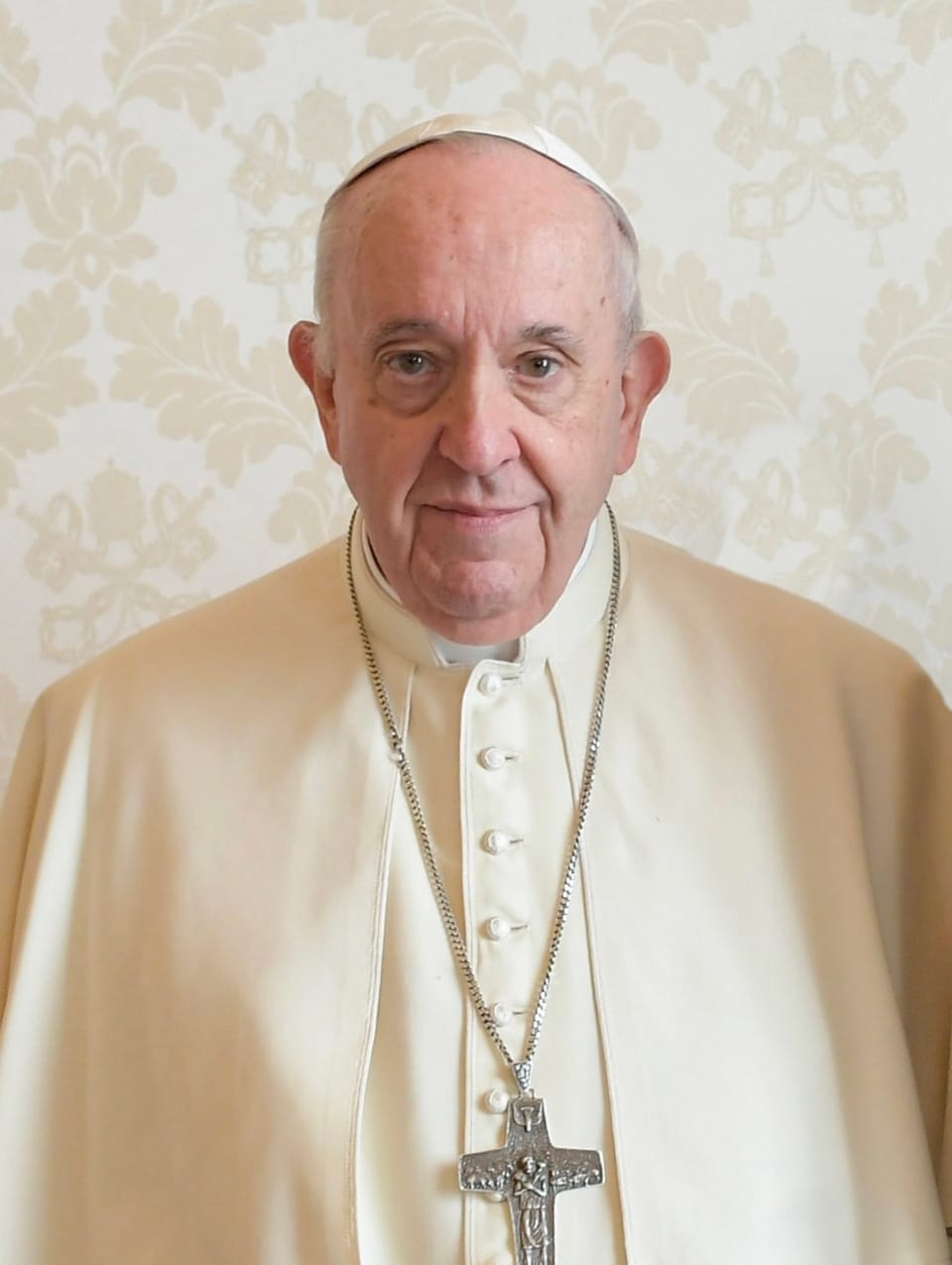 Retrato del Papa Francisco vestido de blanco en el Palacio Apostólico, diciembre de 2021