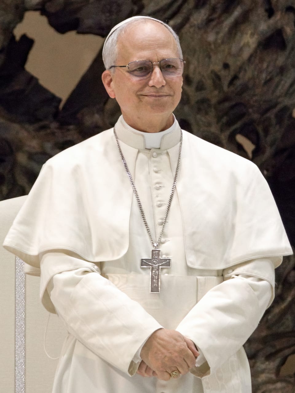 El Papa León XIV sonríe durante un encuentro con los medios, vestido de blanco, en mayo de 2025