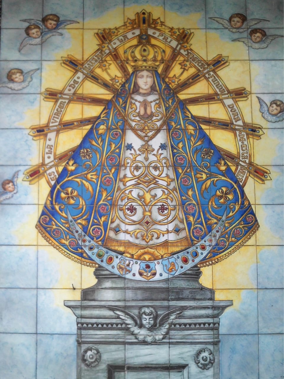 Azulejo de la Virgen de Luján con su manto celeste y blanco, coronada y rodeada de ángeles